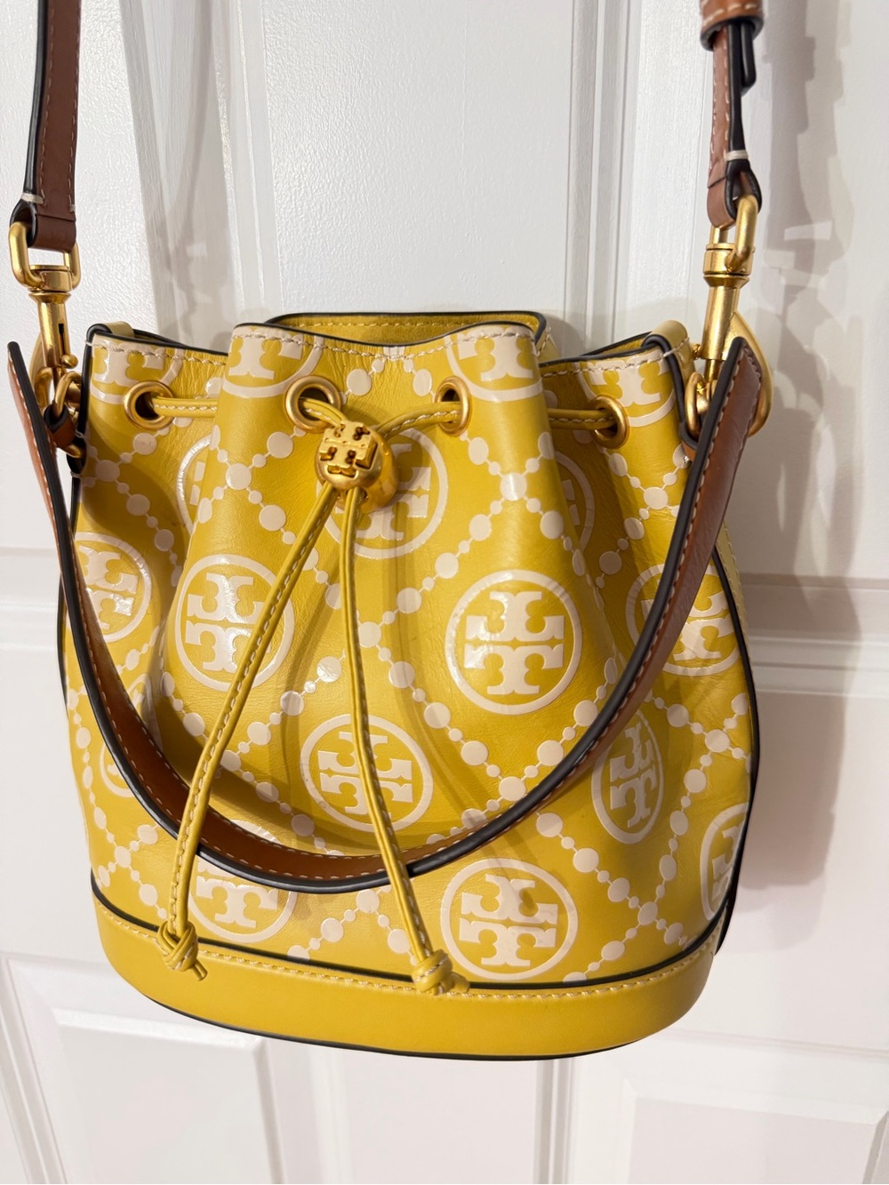 Tory Burch Yellow Logo Drawstring Bucket Shoulder Bag/crossbody bag